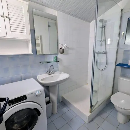 Pretty House In A Quiet Area 100m From The Prázdninový dům *